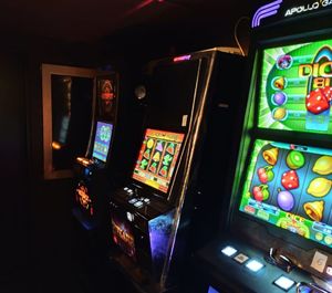Wspólne działania oleśnickich policjantów i Dolnośląskiego Urzędu Skarbowo-Celnego pozwoliły zlikwidować 18 nielegalnych automatów do gier hazardowych na terenie powiatu oleśnickiego