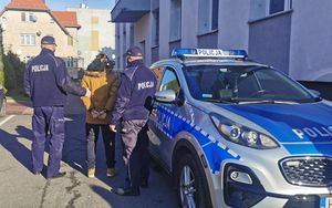 policjanci z zatrzymanym mężczyzną