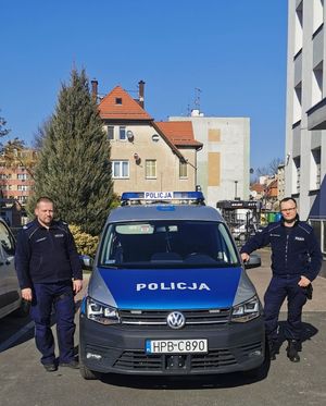 Policjanci przewieźli kobietę do szpitala, która wymagała pilnej pomocy medycznej