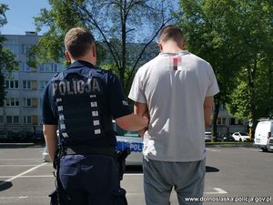 policjanci prowadzą zatrzymane osoby