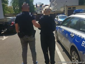 policjanci prowadzą zatrzymane osoby