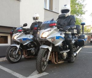 dwóch policjantów na motorach