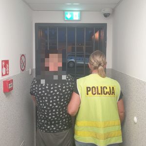 policjantka z zatrzymanym