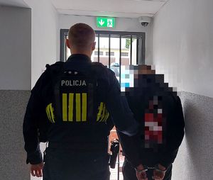 policjant z zatrzymanym mężczyzną