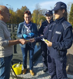 POLICJANCI PRZYPOMINAJĄ O ZASADACH BEZPIECZEŃSTWA W OKRESIE ŚWIAT WSZYSTKICH ŚWIĘTYCH