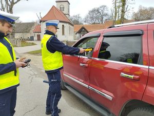 policjanci kontrolujący kierowcę