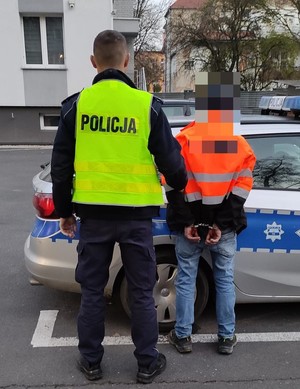 Był poszukiwany i posiadał zakazem prowadzenia pojazdów, został zatrzymany przez policjantów