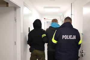 Oleśniccy policjanci zatrzymali trzech mężczyzn, którzy dokonywali kradzieży mebli z terenu fabryki. Jeden z zatrzymanych odpowie również za przestępstwa narkotykowe