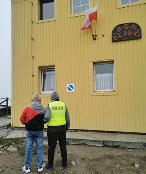 UKRYWAŁ SIĘ PRZED ODBYCIEM KARY W SCHRONISKU POŁOŻONYM U PODNÓŻA GÓRY ŚNIEŻKI