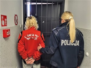 Dzwoniąc na policję przekazała, że jej koleżanka z która pije alkohol jest poszukiwana przez policję