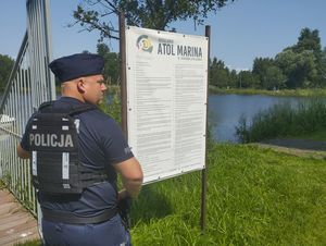 policjant stojący przed regulaminem