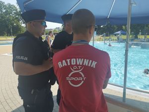 policjant z ratownikiem