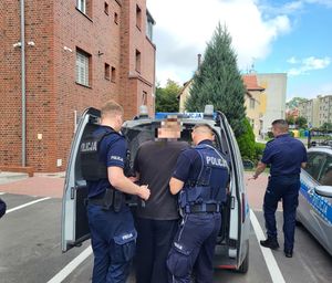 DZIĘKI WNIKLIWEJ PRACY POLICJANTÓW OLEŚNICKICH WE WSPÓŁPRACY Z FUNKCJONARIUSZAMI Z KWP WROCŁAW SPRAWCA ROZBOJU Z UŻYCIEM NIEBEZPIECZNEGO NARZĘDZIA ORAZ KRADZIEŻY POJAZDU W MIEJSCOWOŚCI ŚWIĘTY MAREK, ZOSTAŁ ZATRZYMANY