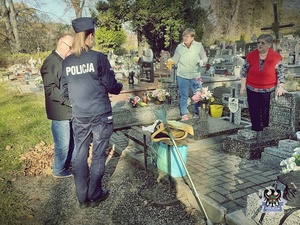 DOLNOŚLĄSCY POLICJANCI PRZYPOMINAJĄ O BEZPIECZEŃSTWIE PODCZAS WIZYT NA CMENTARZACH