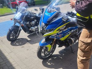 dwa stojące motocykle