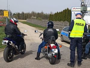 dwóch kierowców na motorze wraz z kontrolującym policjantem