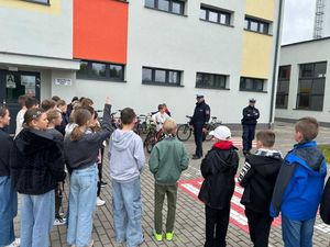 Bezpieczna droga do egzaminu – policjanci uczą dzieci w Dziadowej Kłodzie