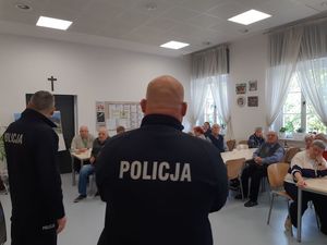 Wizyta dzielnicowych w Dziennym Domu Seniora w Oleśnicy
