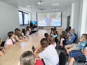 Bezpieczne wakacje – policjanci odwiedzają szkoły w powiecie oleśnickim