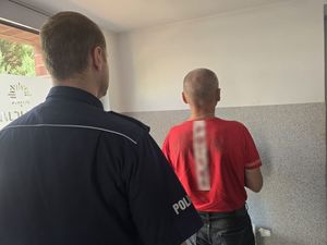 Bierutowscy policjanci odzyskali skradziony rower. 54-latek uciekał… do fontanny