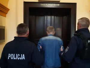 61-LATEK ZAATAKOWAŁ ŻONĘ – ZOSTAŁ ZATRZYMANY  PRZEZ OLEŚNICKICH POLICJANTÓW