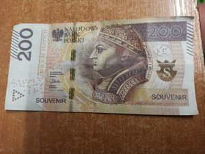 55-latek zapłacił banknotem imitującym 200 zł. Twierdził, że nie wiedział o oszustwie
