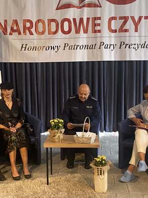 Narodowe Czytanie w Bierutowie z udziałem Policji