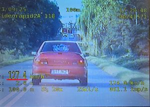 Jechał z prędkością 127km/h w terenie zabudowanym – 20-latek stracił prawo jazdy
