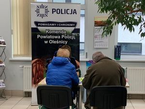 Policjanci spotkali się z seniorami w ZUS w Oleśnicy. Wspólna akcja profilaktyczna w ramach „Miesiąca dla Seniora”
