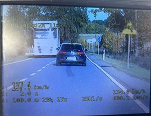 Policjanci z Oleśnicy zatrzymali 19-latka, który w terenie zabudowanym pędził 137 km/h