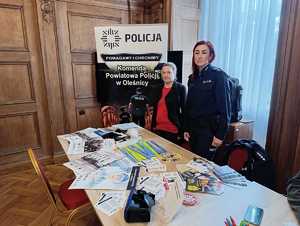 Policjanci z Oleśnicy na Targach Pracy – zachęcali do wstąpienia w szeregi Policji