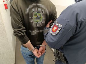 Oleśniccy kryminalni zatrzymali 28-latka, który dokonał serii włamań do wkładomatów przy cmentarzach