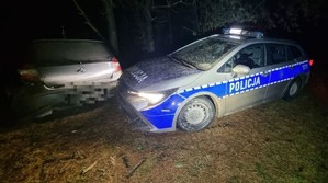 Zatrzymani po policyjnym pościgu. BMW było kradzione, kierowca miał fałszywe prawo jazdy, a w domu pasażera ujawniono narkotyki