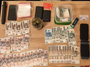 Oleśniccy kryminalni zatrzymali mężczyznę, który w łazience ukrywał narkotyki