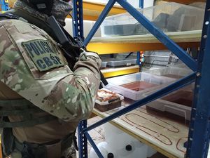 Skuteczny cios w przestępczość narkotykową. CBŚP i policjanci z Oleśnicy zlikwidowali profesjonalne laboratorium narkotykowe