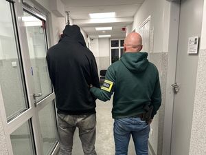 ZŁODZIEJ WPADŁ NA ZAKUPACH. POLICJANT PO SŁUŻBIE ROZPOZNAŁ SPRAWCĘ