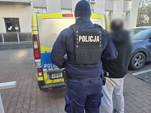 Policjanci z Sycowa zatrzymali mężczyznę który kierował pojazdem  mimo 12-letniego zakazu. Okazało się, że przebywa w Polsce nielegalnie