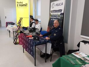 Promocja zawodu policjanta podczas Targów Edukacji w Sycowie