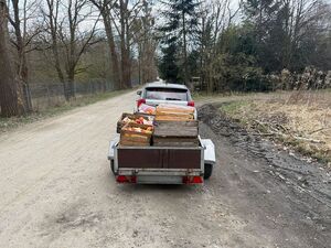 na zdjęciu samochód osobowy z przyczepą