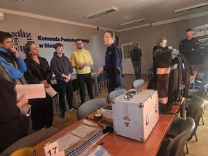 policjantka ze słuchaczami