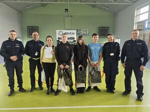Na zdjęciu stoi drużyna zwycięska wraz z policjantami