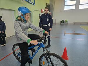 Na zdjęciu stoi uczestnik oraz policjant