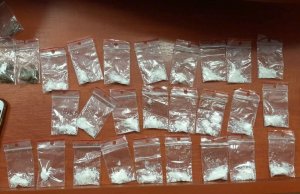 Policjanci zabezpieczyli ponad 5 tysięcy porcji amfetaminy i 70 porcji marihuany . Jeden z zatrzymanych trafił na 3 miesiące do aresztu.