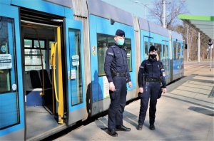 OD JUTRA ŁAGODZENIE OBOSTRZEŃ. TE, KTÓRE POZOSTAJĄ, BĘDĄ NADAL PRZEZ POLICJANTÓW KONTROLOWANE