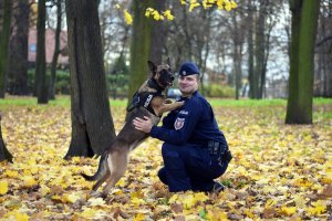 PODZIĘKOWANIA OD MIESZKANKI DLA POLICJANTA ZA ODNALEZIENIE KOSZTOWNEGO APARATU SŁUCHOWEGO